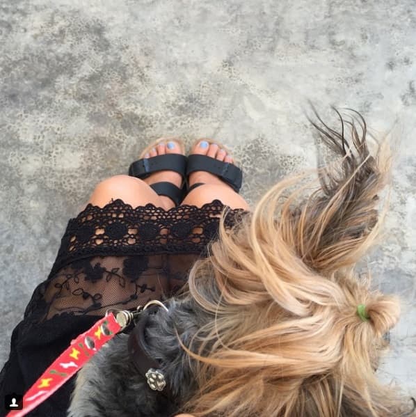 Carmela es su fiel compañera.