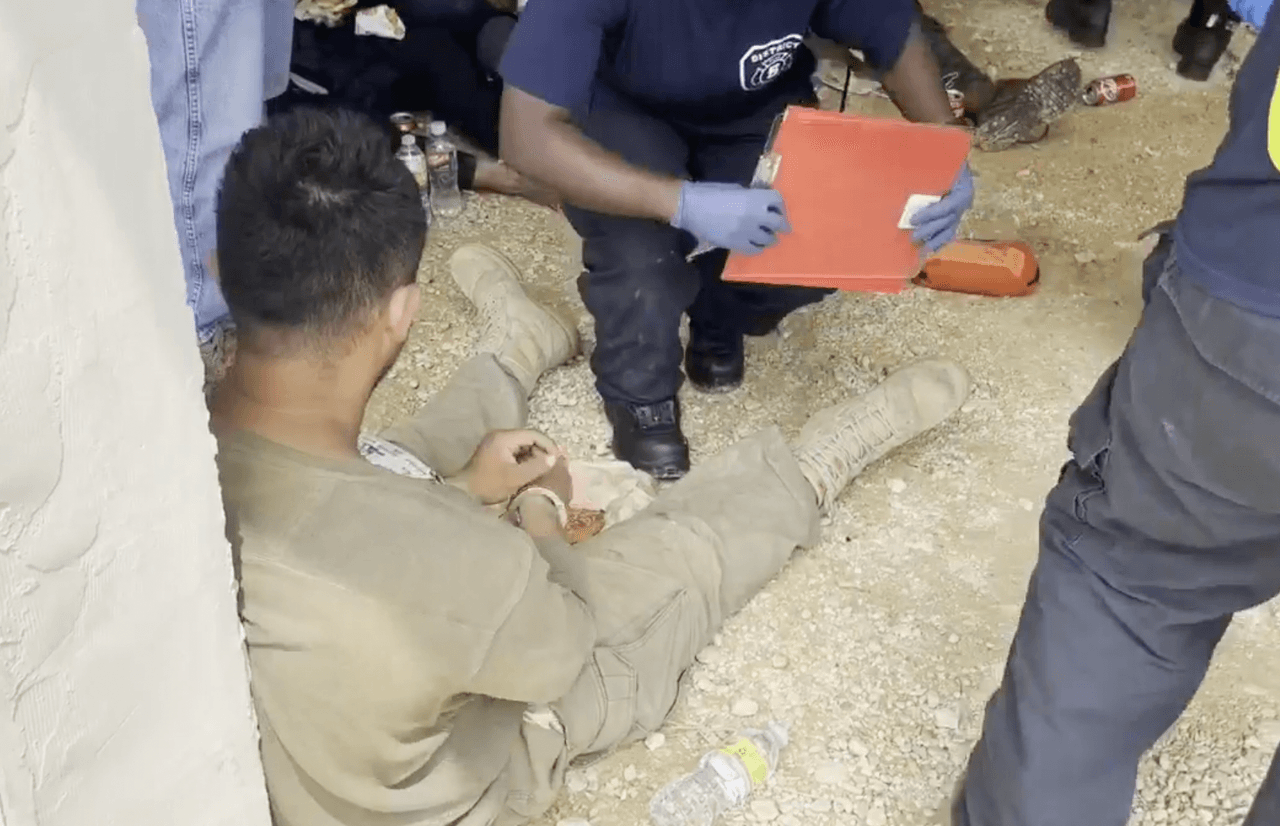 Los inmigrantes estaban hacinados en una casa de seguridad.