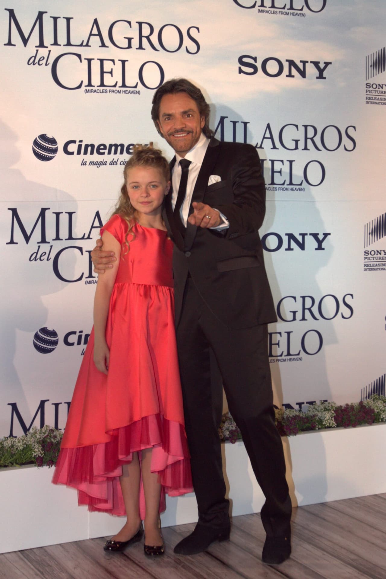 El actor se mostró feliz y emocionado de llegar a su país con un nuevo éxito en manos. Aquí posando con Kylie Rogers.