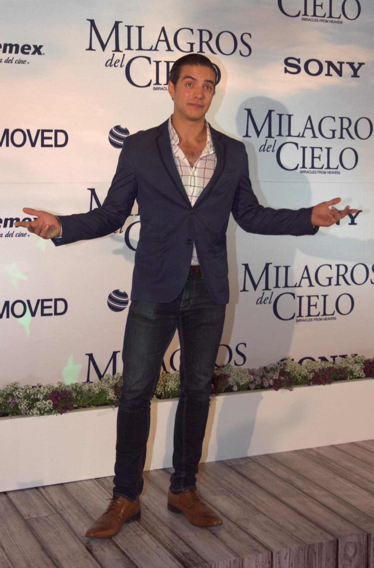 Su hijo Vadhir Derbez acudió a la premiere.