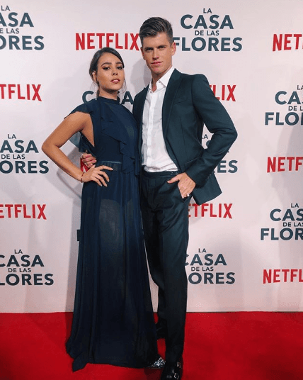 Así compartió la actriz este momento junto al galán. En la publicación de Danna Paola se puede leer: "Noche de estreno. Una verdadera delicia 'La casa de las flores'. Eres un genio, Manolo Caro".