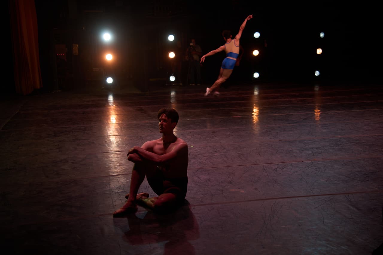 El Ballet Nacional de Cuba, fundado en la década de 1940 por Alicia Alonso y Fernando Alonso, es una de las compañías más prestigiosas del mundo. Las entradas cuestan menos de un dólar. En la gala de clausura de temporada en agosto, la compañía presentó “Canto Vital”, obra del coreógrafo Azari Plisetski con música de Gustav Mahler. El protagonista fue Dani Hernández, bailarín principal y director de la Escuela Nacional de Ballet.