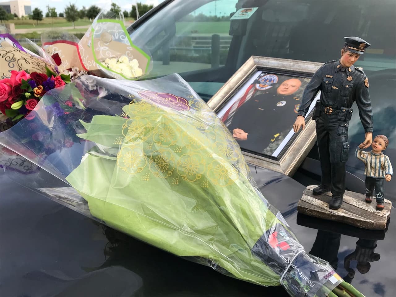 La asociación Benevolent de Grand Prairie Police esta recaudando fodos para la familia del oficial AJ Castaneda. 
<br>
<a href="https://nam04.safelinks.protection.outlook.com/?url=https%3A%2F%2Fgrandprairie.firstresponderprocessing.com%2F&data=02%7C01%7C23%40UNIVISION.net%7C4d97785c862845888a5508d6eba9fa06%7C91ff98f7aa664cf39617b5c4f409c51d%7C0%7C0%7C636955512626051956&sdata=EeVw0YTMGo9C84lA3btM0CUUVRDyaHzlszGVVkjPGUM%3D&reserved=0">https://grandprairie.firstresponderprocessing.com/</a>
<br>