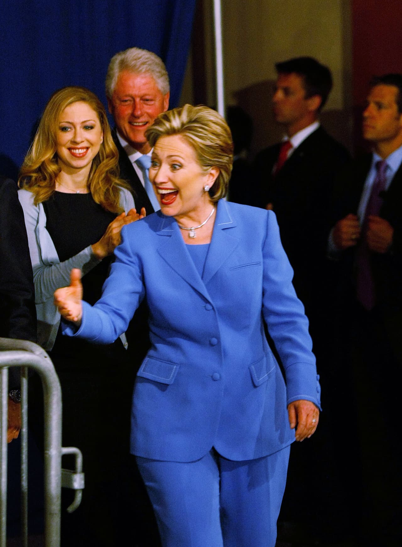 Con su apuesta certera por estos trajes de
<i>color block</i> la crítica solo podía vaticinar qué color elegiría para la primera noche de las primarias en 2008 cuando su carrera por ser la candidata del partido demócrata apenas empezaba. (Photo by Joe Raedle/Getty Images)