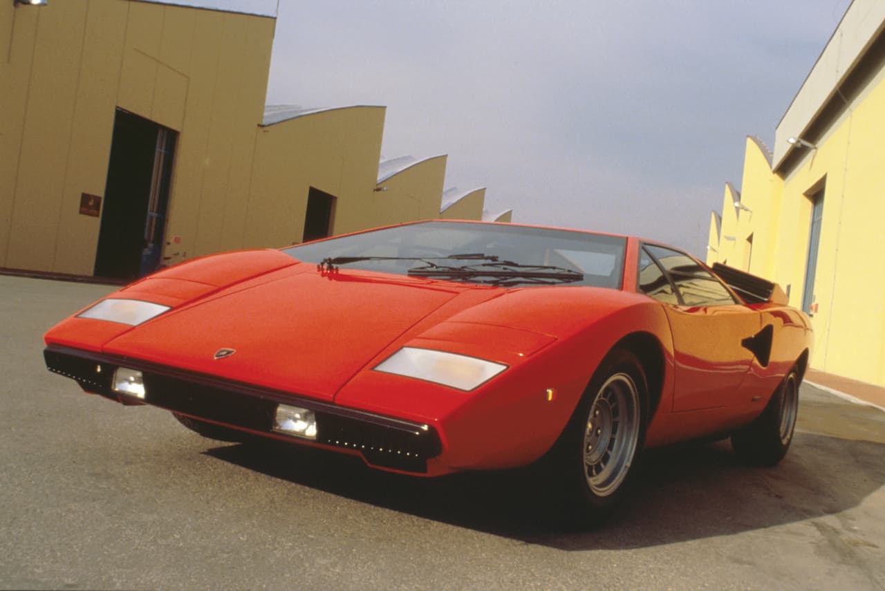 <b>Lamborghini Countach LP400</b>
<br>Año: 1974
<br>Velocidad máxima: 180 mph (300 km/h) 
<br>0-60 mph: 6.8 segundos
<br>Motor: V12 de 4.0 litros
<br>Potencia: 380 HP 
<br>Precio original: 52,000 dólares
<br>