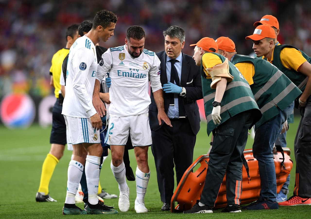 Aunque le arrimaron la camilla, prefirió salir caminando, pero en medio de un llanto profundo.