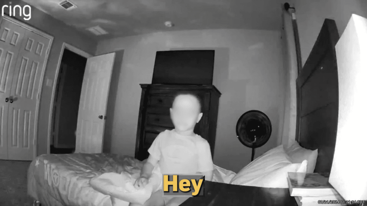 El momento en que un niño escucha una voz en la cámara de su cuarto