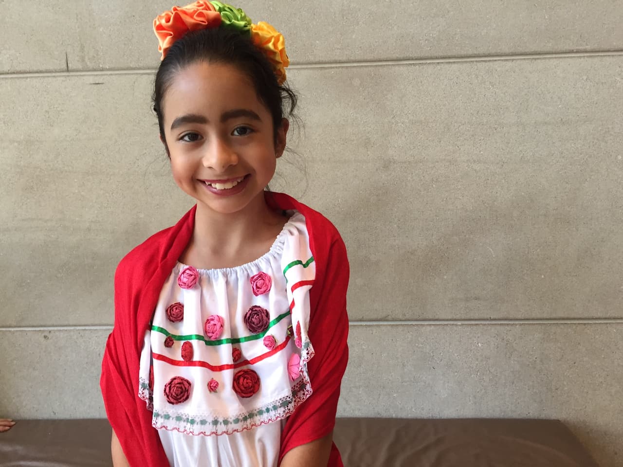 <b>Vianey Frias, 10 años.</b> Hizo un proyecto en su escuela sobre la vida de Frida. "Me gusta que era creativa e hizo lo que quería hacer", dijo la niña. 
<br>"Aprendió mucho de la cultura mexicana", aseguró su madre, Verónica.
