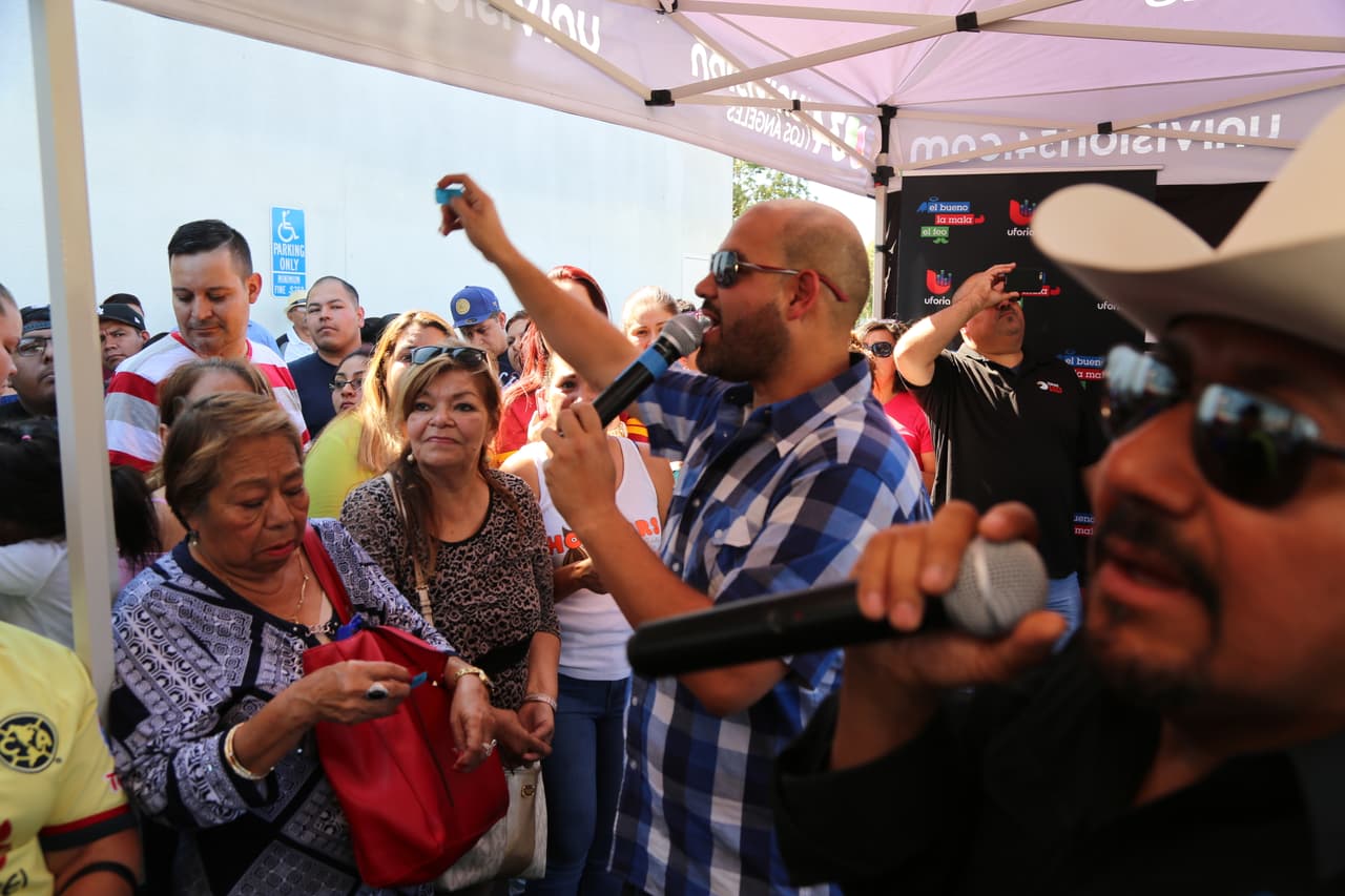 Se hicieron muchas rifas para entregar boletos y muchos de los que llegaron a la actividad lograron ganar sus entradas al cuerto aniversario.