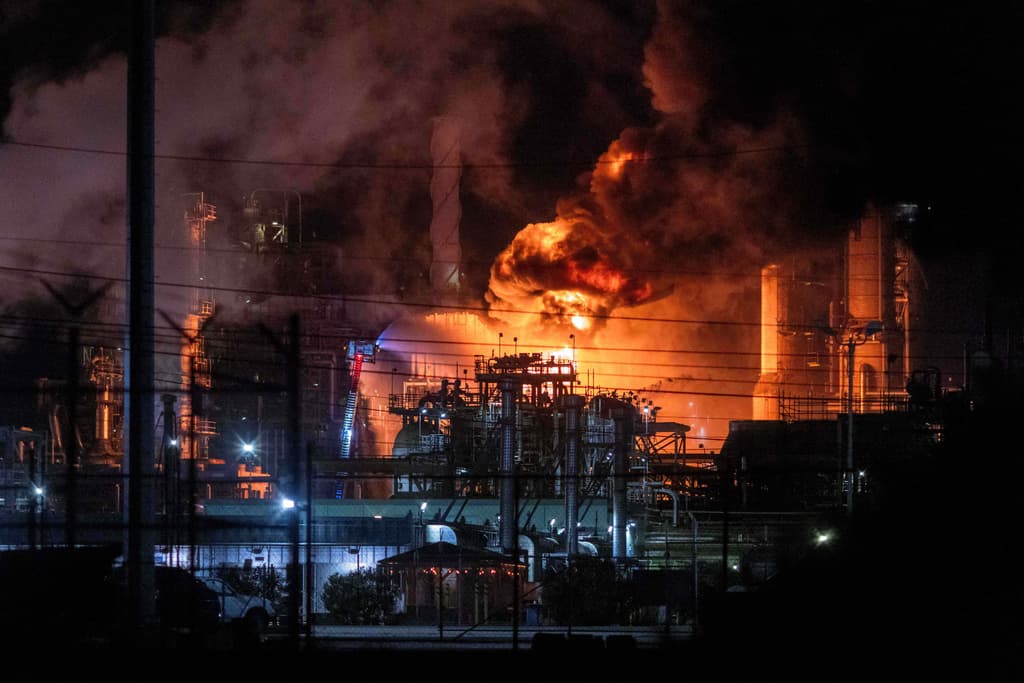 Estalla un enorme incendio en una refinería de Chevron cerca de Los Ángeles