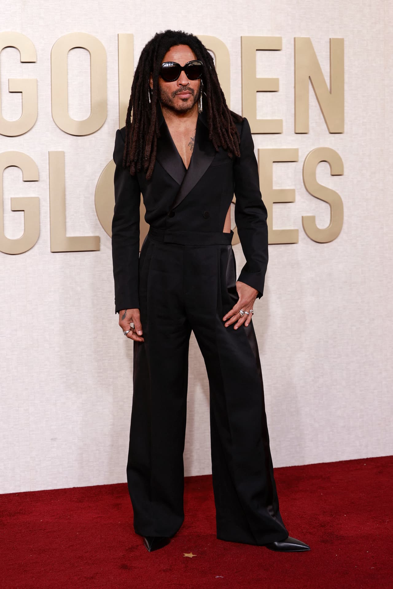Lenny Kravitz posa en la alfombra roja.