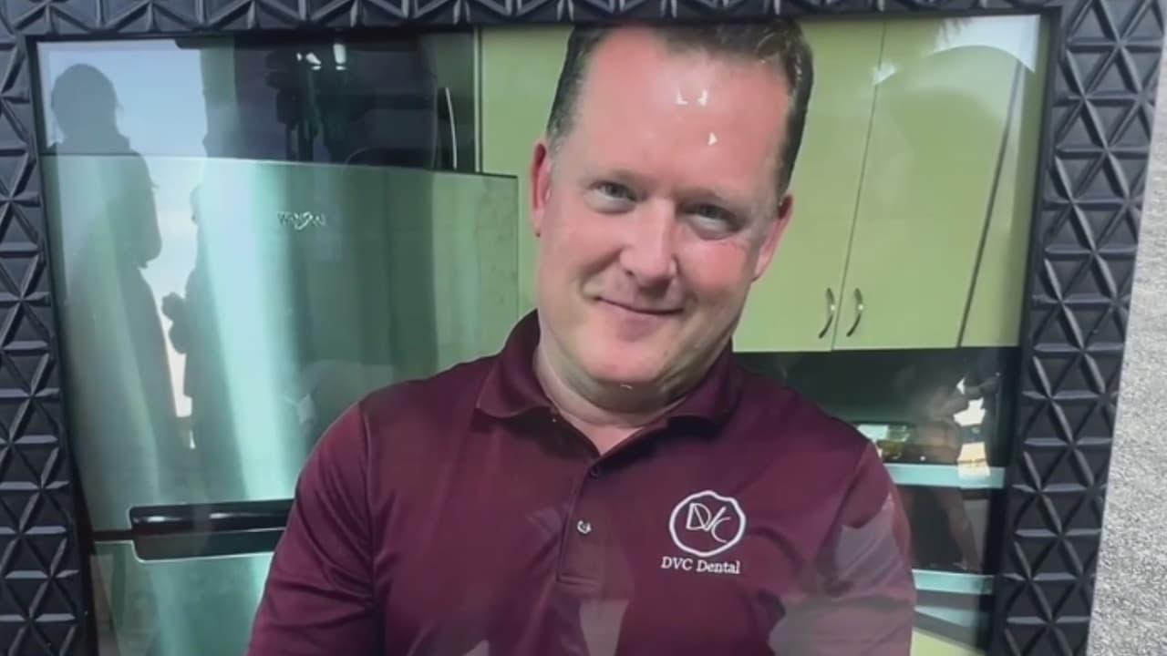 Hacen vigilia por hombre asesinado mientras dormía: la sospechosa es su esposa