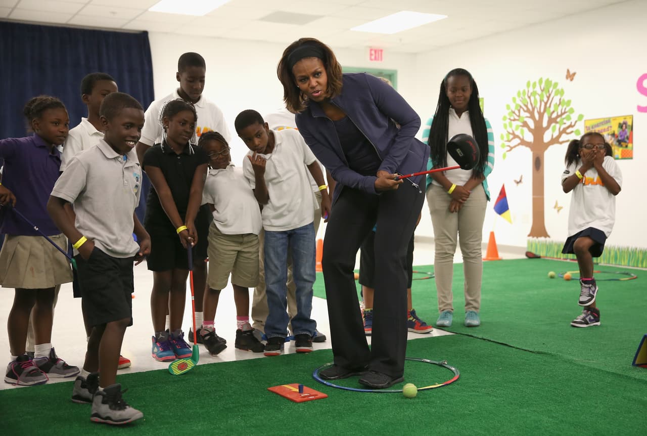 Los atuendos tradicionales de vestidos bien cortados a su silueta y tacones quedaban atrás cada vez que Michelle salía a la promoción de su campaña. Su uniforme se transformaba en pantalones deportivos, tenis y sutiles chaquetillas que le permitían librar tranquilamente una competencia de golf.