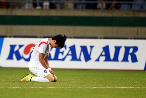 El futbolista surcoreano Park Jooho reza después del partido de semifinal entre Corea del Sur y Tailandia durante los Juegos Asiáticos de 2014 en Munhak, donde Corea ganó 2-0.