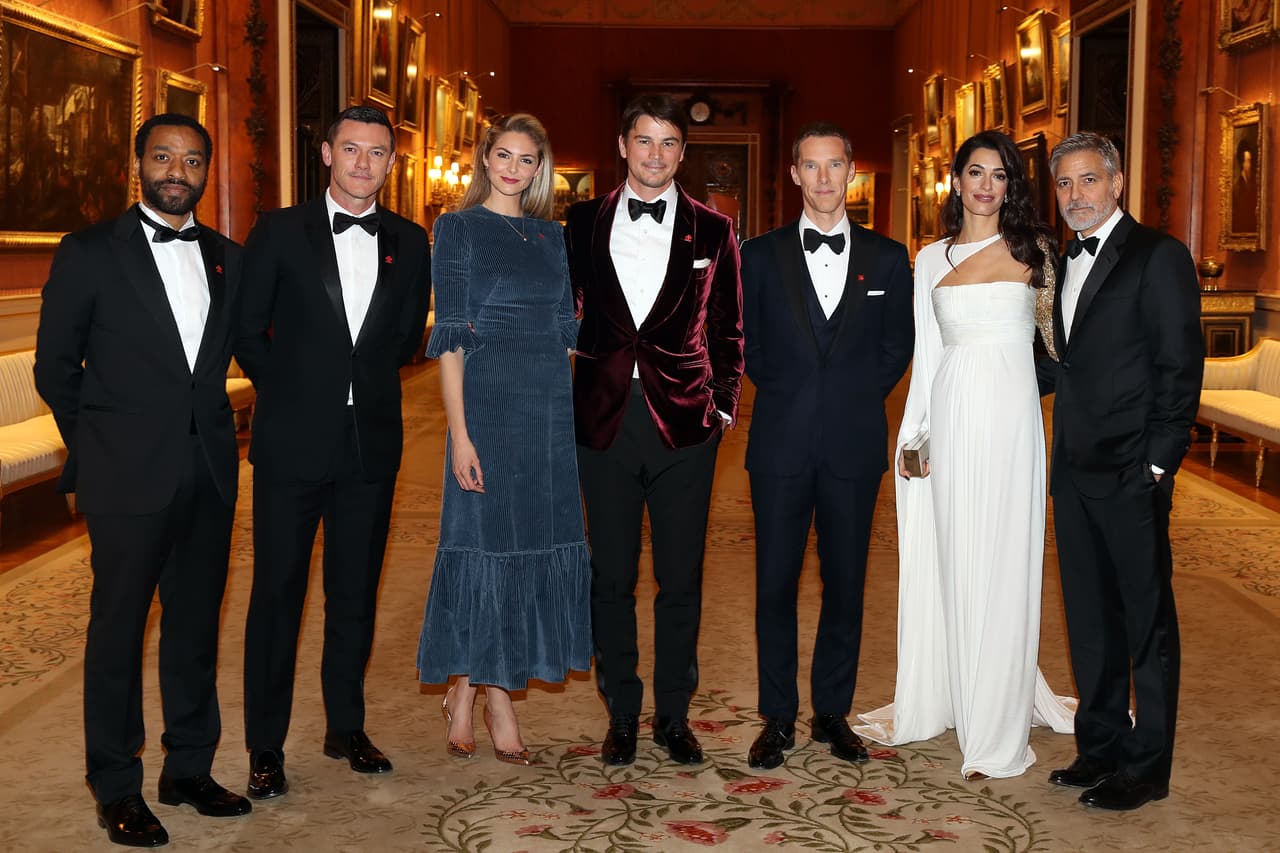 La pareja, que es gran amiga de Meghan y Harry, estuvo acompañada en el evento que se realizó la noche del 12 de marzo, por los actores Benedict Cumberbatch, Chiwetel Ejiofor, Luke Evans, Tamsin Egerton y Josh Hartnett.
<br>