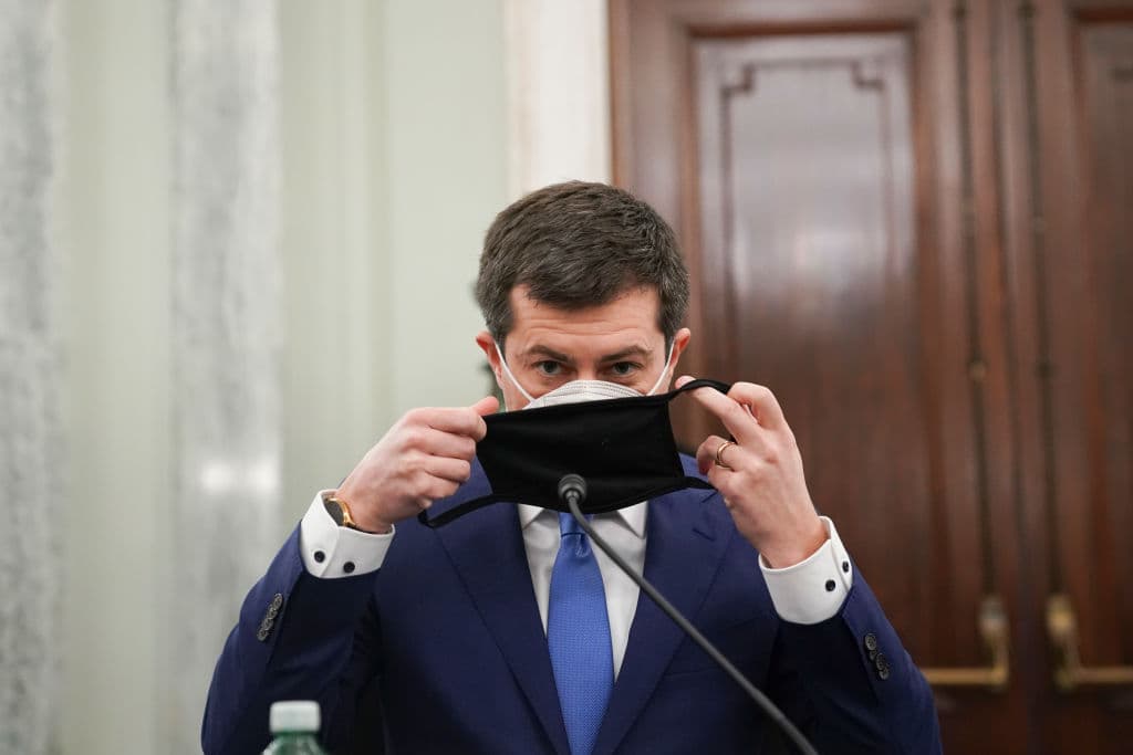 ¿Llevar dos máscaras aumenta la protección contra el covid-19? Fauci dice que es de "sentido común"