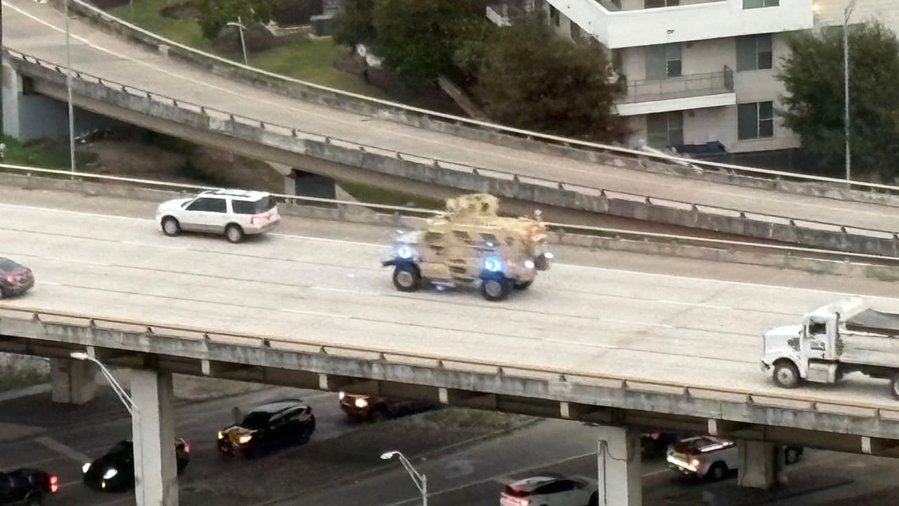 Equipos SWAT de la policía se dirigen a la zona del ataque.