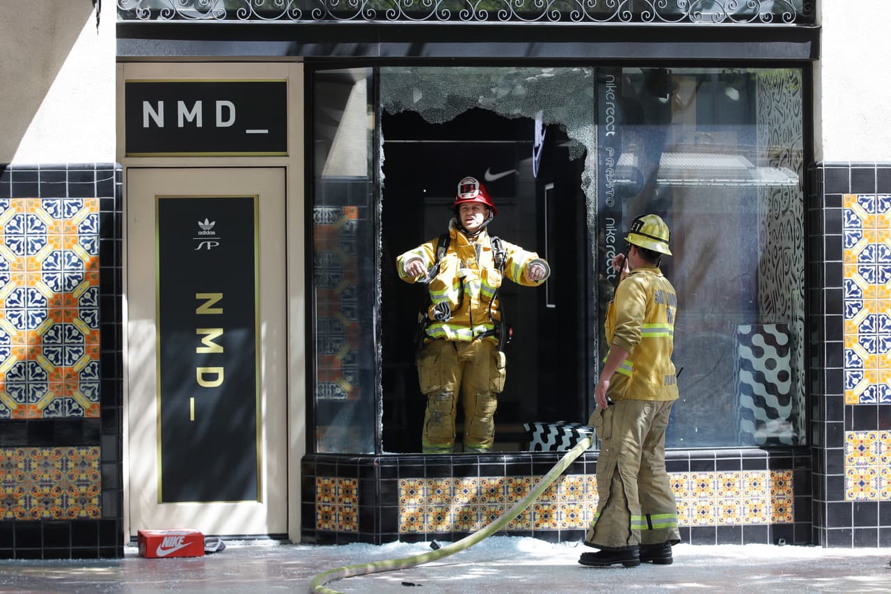 Las autoridades reportan que no solo son los robos, sino también los incendios que estas personas inician tras violentar los locales.