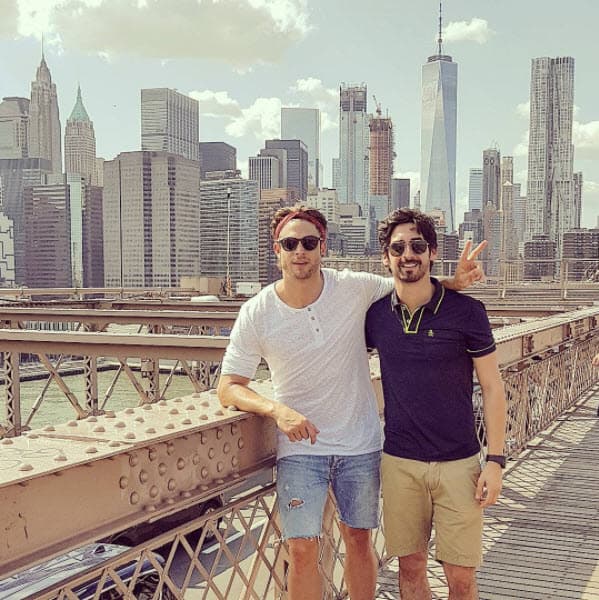 "Gracias por venir a visitarme compadre @mauabularach ... se te quiere carnal 🤜🤛".