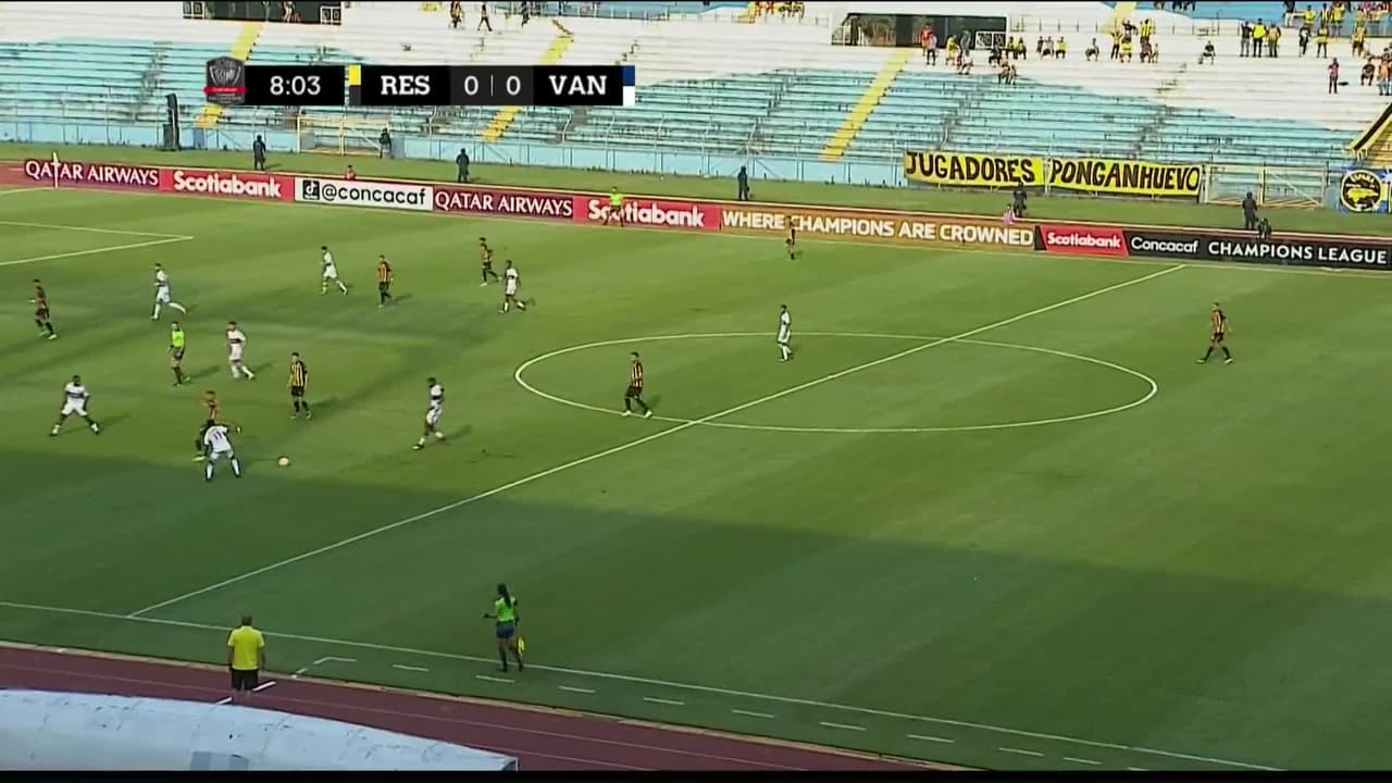 ¡CERCA! Pedro Vite disparó que se estrella en el poste.