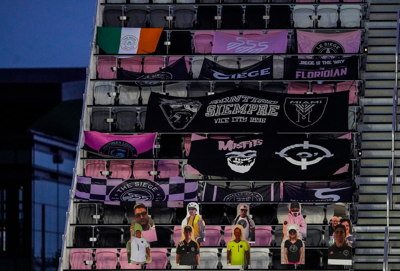 Los organizadores crearon estos carteles con fotos de fanáticos y los colocaron en las sillas de las gradas. 
<br>