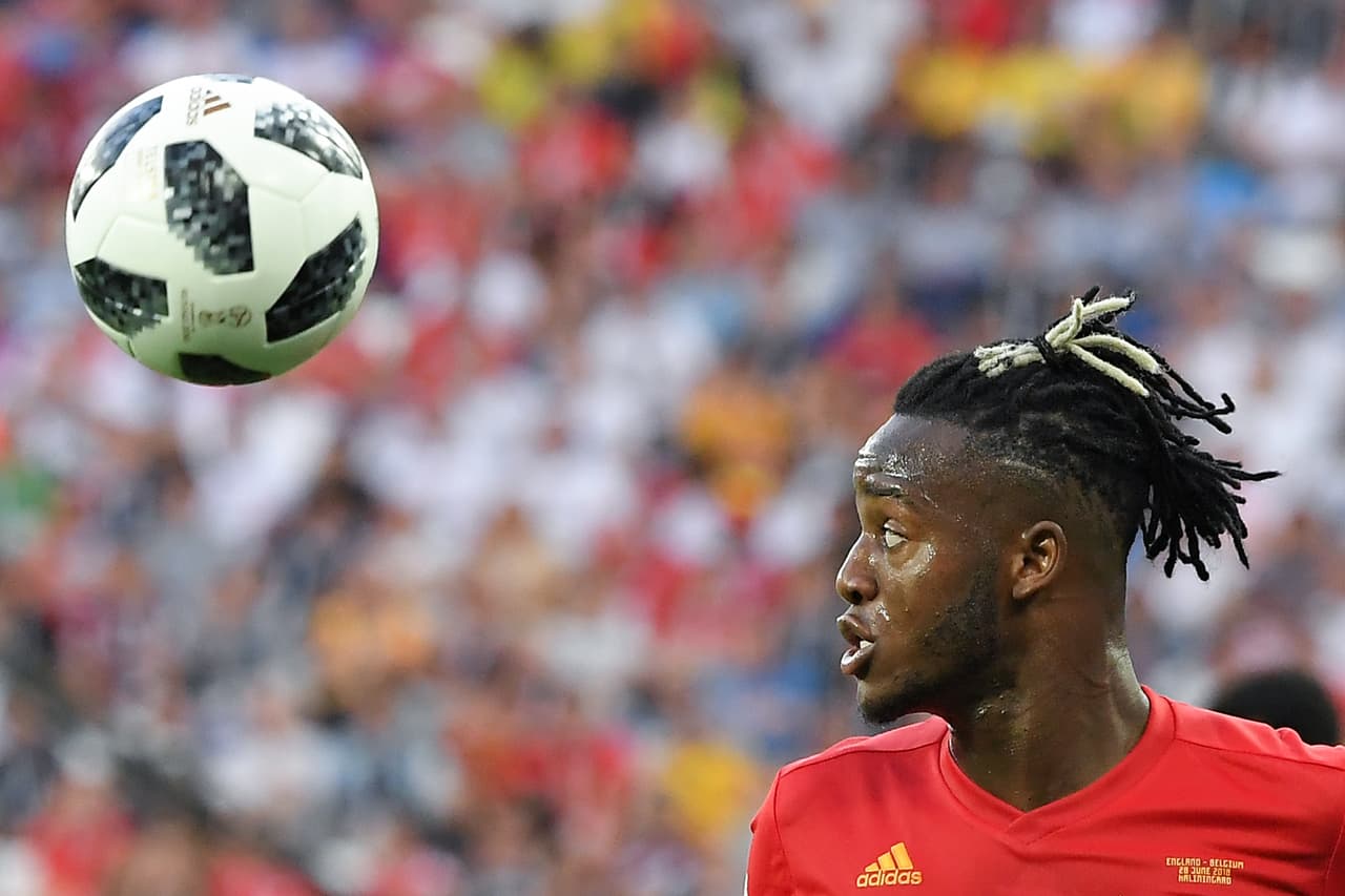 Las rastas con toques de color de Michy Batshuayi, del mismo equipo, también han sobresalido.