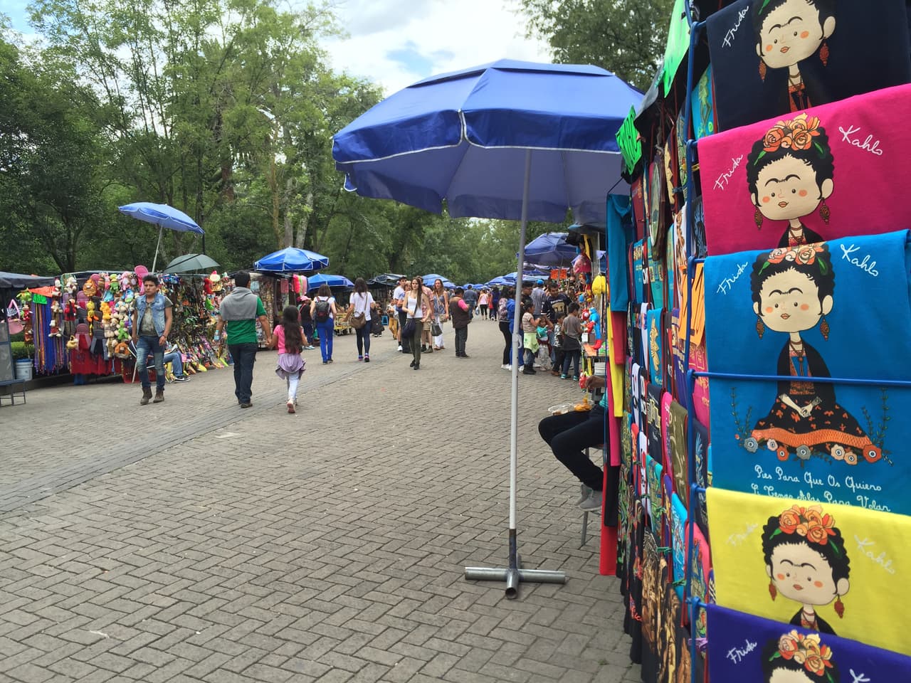 Venta de todo tipo de mercancías, camino a la entrada al zoológico.