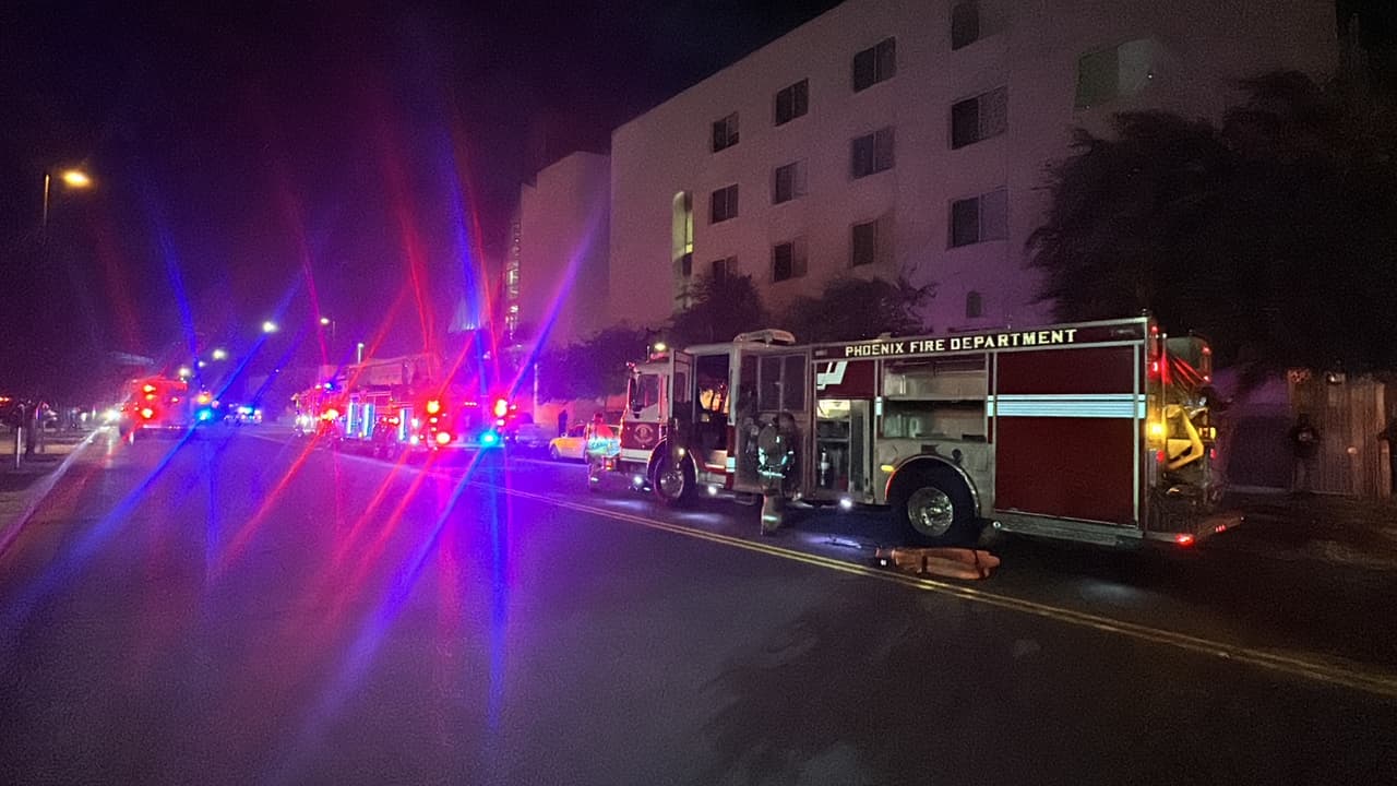 El incendio tuvo lugar en un complejo ubicado sobre el
<b> área de 2nd Avenue y Jackson Street</b> alrededor de las 3:45 a.m. Al llegar los elementos del Departamento de Bomberos de Phoenix encontraron denso humo proveniente del primer piso.