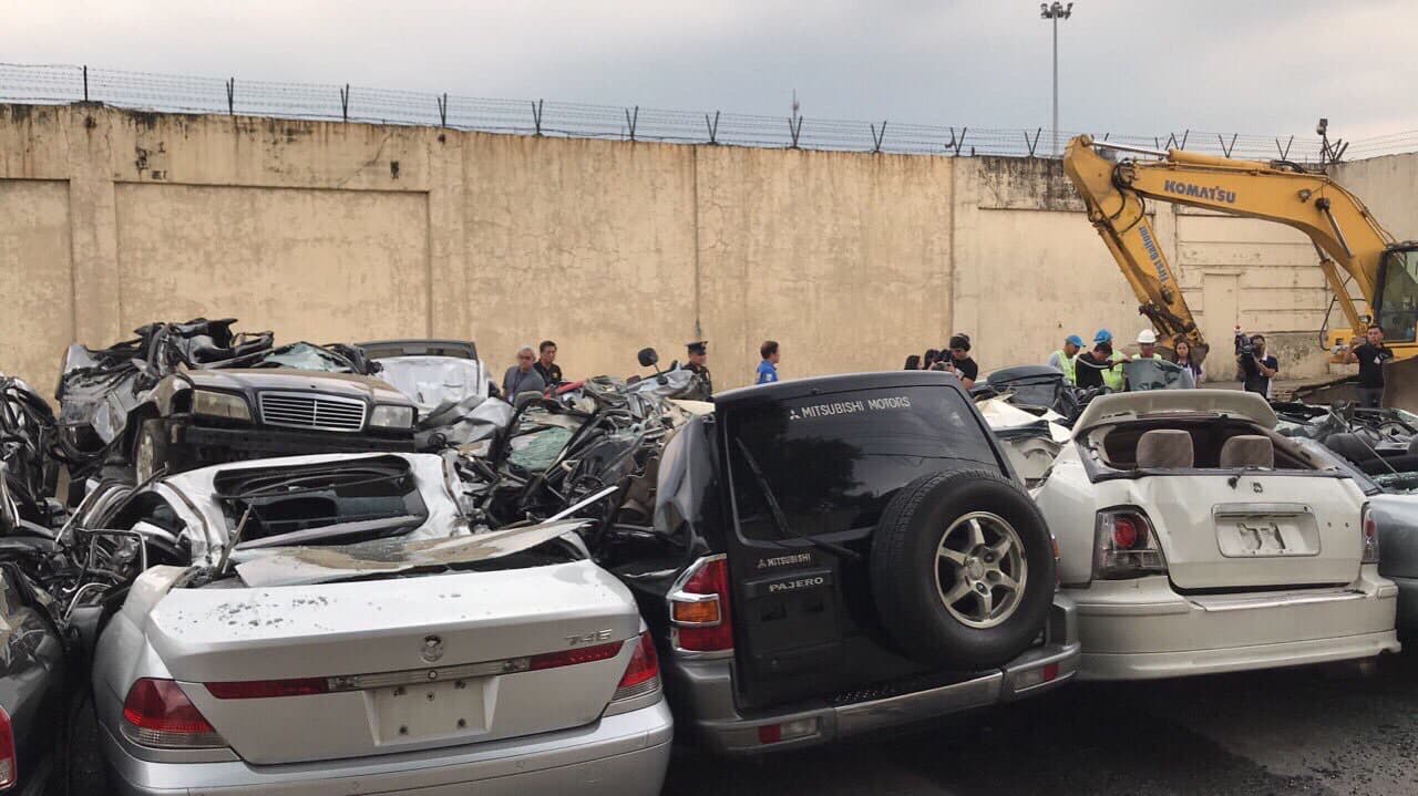 Así destruyen en Filipinas carros de lujo que ingresaron por contrabando