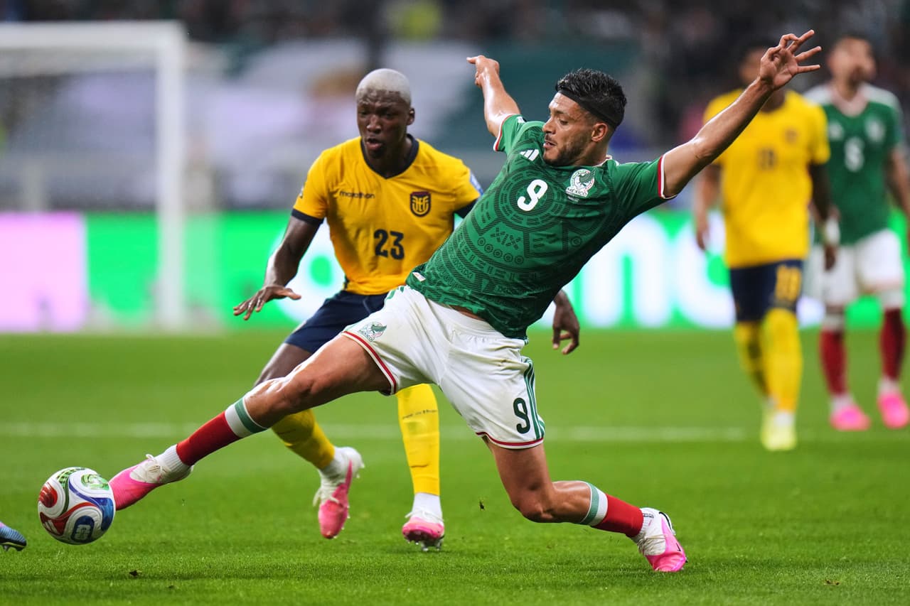 El mexicano Raúl Jiménez (9), a la derecha, disputa el balón con el ecuatoriano Moisés Caicedo (23) durante el partido de dieciseisavos de final de la Copa del Mundo entre México y Ecuador en Ciudad de México, el martes 30 de junio de 2026.