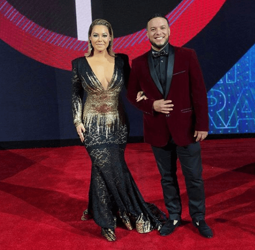 Inclusive, los dos cantaron juntos sobre el escenario y hasta se dieron un beso cuando el público lo pidió.