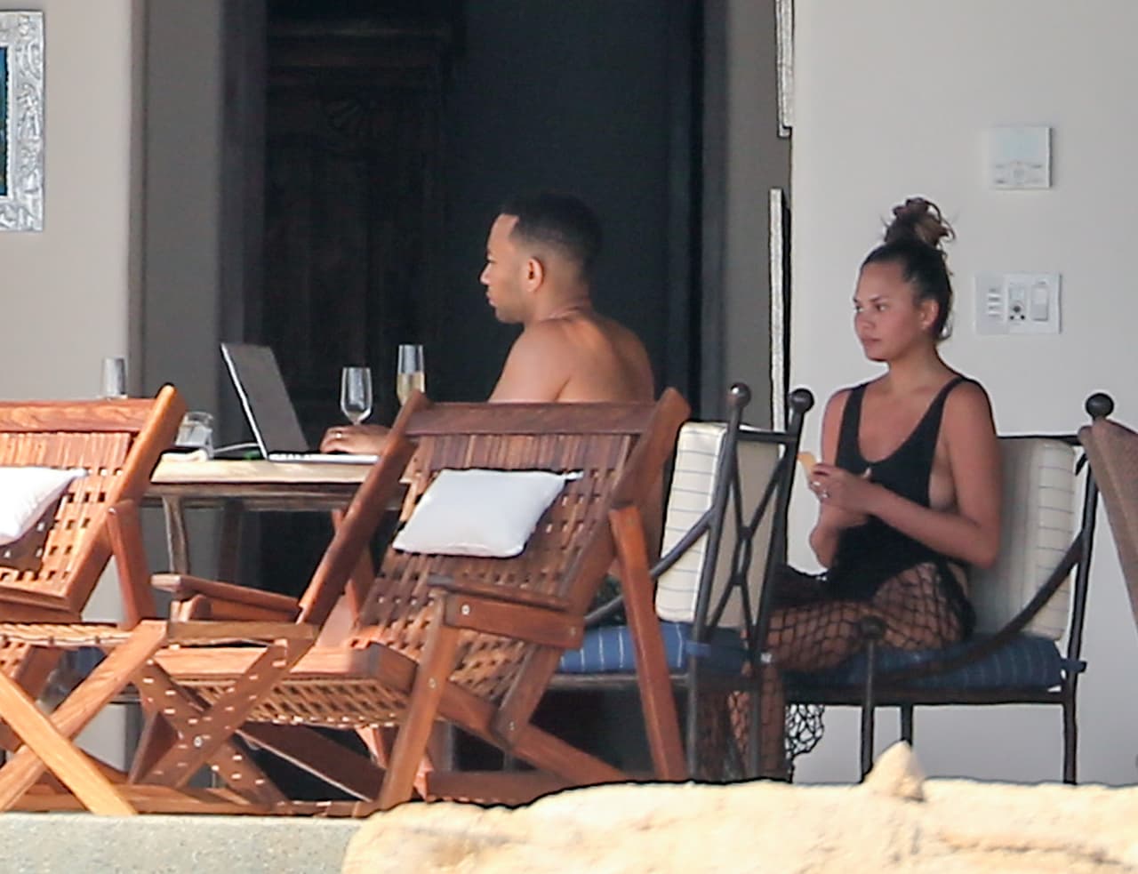 Aunque él trabajaba un poco en su computadora. ¿Nueva música, tal vez?