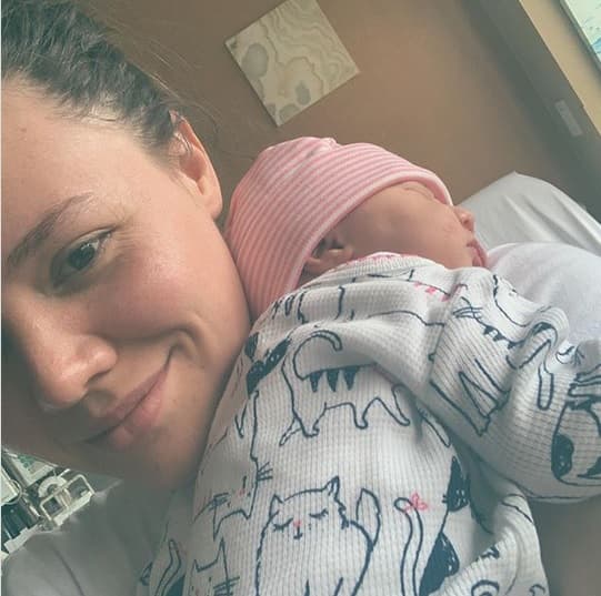 Cuando Joy Huerta, del dueto 
<b><a href="https://www.univision.com/temas/jesse-joy" target="_blank">Jesse & Joy</a></b>, anunció la llegada de su hija Noah sus seguidores 
<b><a href="https://www.univision.com/famosos/nacio-noah-la-primera-hija-de-joy-huerta-la-del-duo-de-hermanos-jesse-y-joy" target="_blank">pudieron conocerla</a></b> a través de una foto que ella publicó en Instagram; sin embargo, en la imagen apenas se podía distinguir algo de su rostro. Hoy gracias a Jesse, hermano de la cantante, se conoce una nueva imagen de la bebé en donde se deja ver un poco más de su cara.