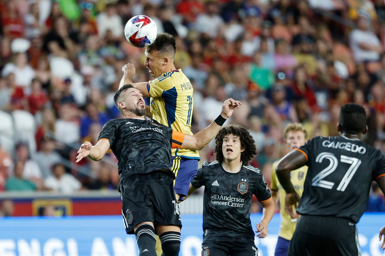 ¡Docena de asistencias! Magistral pase gol de Héctor Herrera en victoria de Houston