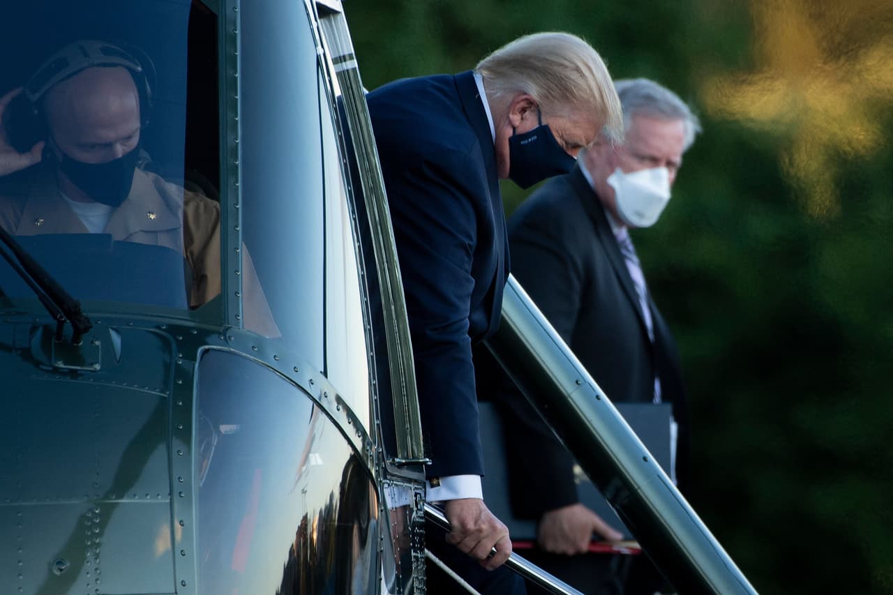 Imagen del presidente Trump bajando del Marine One al llegar al hospital Walter Reed, ubicado en Bethesda, Maryland.