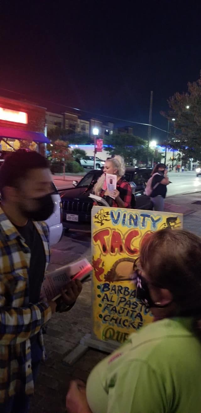 Las mujeres distribuyeron volantes con la foto de Marisela Botello en el área en donde fue vista por última vez en Dallas.
<br>
