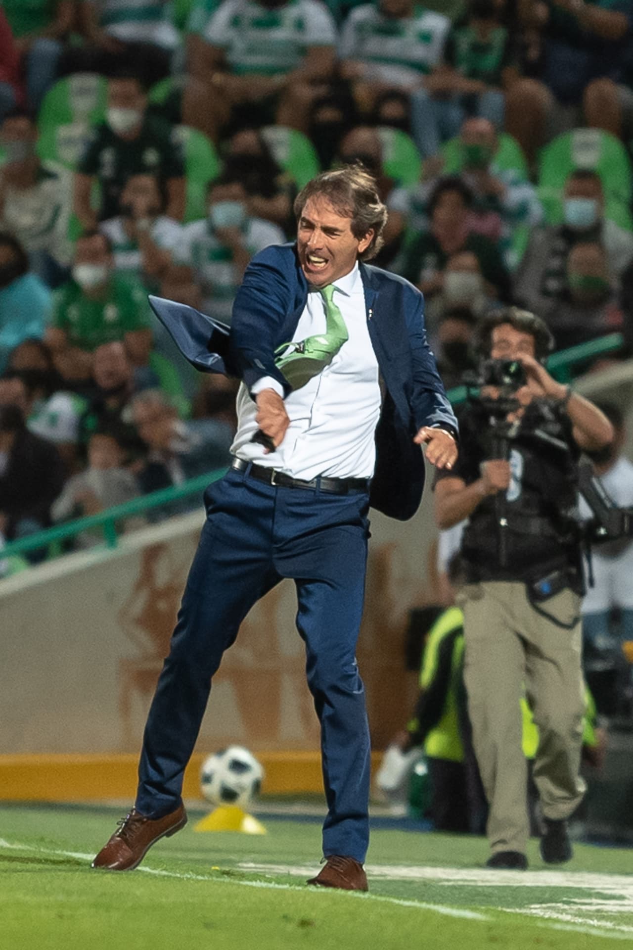 Fiel a su estilo, Almada reclamó con todo las decisiones arbitrales.