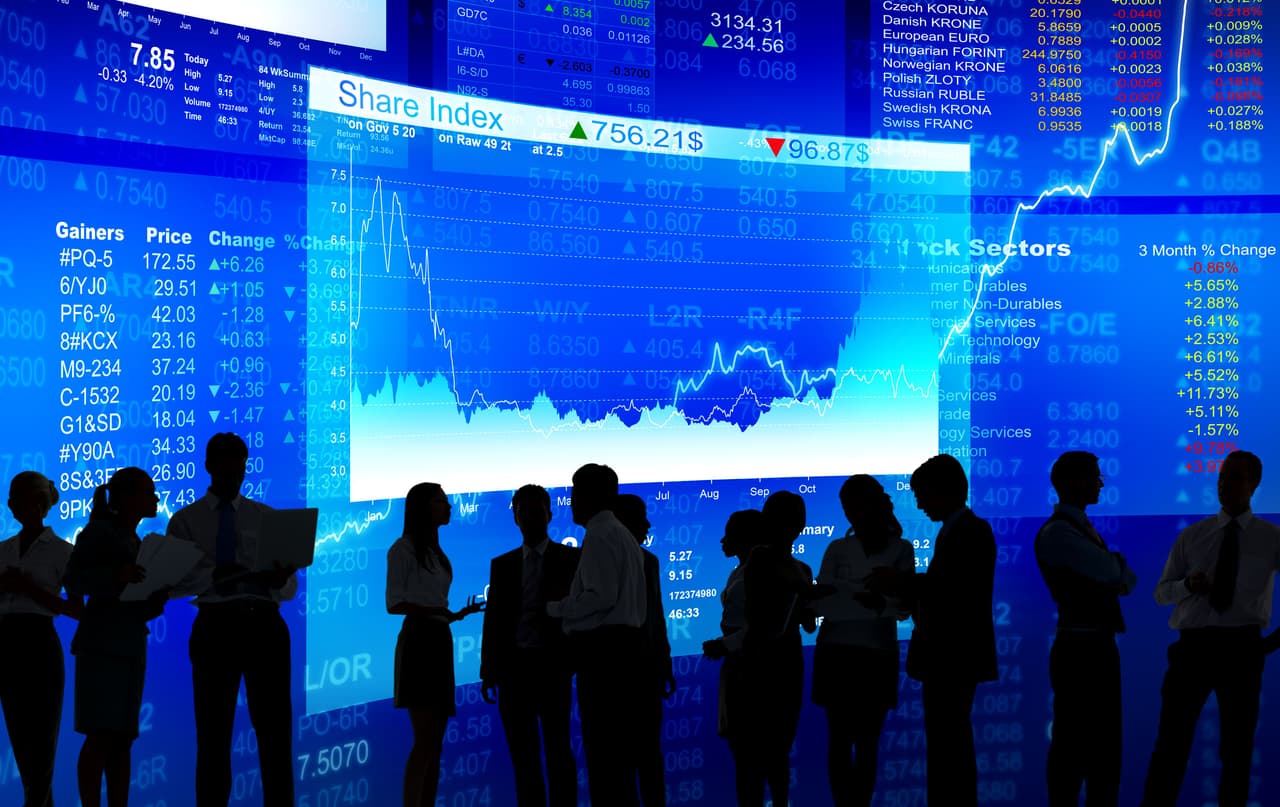 <b>Compra acciones.</b> La compra de acciones también es otro método para hacer crecer tu dinero. Elige una empresa que cotice en la Bolsa y que estés convencido de que te dará un mayor margen de ganancias con respecto a otras del mismo rubro.