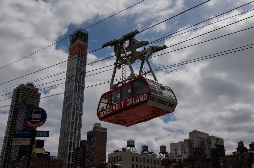<a href="https://rioc.ny.gov/302/Tram" target="_blank">Teleférico de Roosvelt Island </a>- Nueva York de noche
