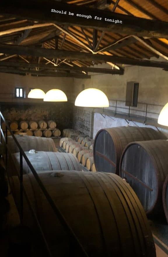 Nuestra conductora brinda por estar oficialmente de vacaciones en la tierra donde creció la familia de su futuro esposo.