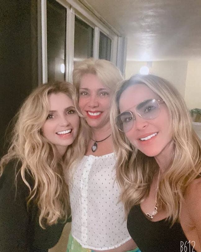 "
<b>27 años después de 'La Dueña'</b>. ¡Gracias por estar en mi vida hermosas! Aylín Mujica, Angélica Rivera. ¡Las amo!", escribió Cynthia Klitbo al lado de esta imagen donde aparecen las tres.
<br>