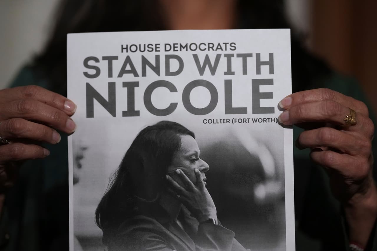 La representante estatal demócrata de Texas, Penny Morales Shaw, muestra su apoyo a su colega demócrata Nicole Collier, quien se niega a abandonar la Cámara de Representantes debido a una escolta policial obligatoria, el martes 19 de agosto de 2025, en Austin, Texas.