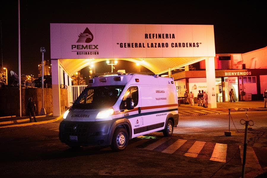 El saldo por el incendio en la refinería es de siete lesionados con heridas leves: un trabajador por quemaduras y uno por intoxicación; y cinco bomberos que participaban en controlar el incidente, reportó Pemex en un tuit. "Se estableció contacto con los familiares para brindar acompañamiento y reportar en todo momento su estado de salud", añadió el comunicado.