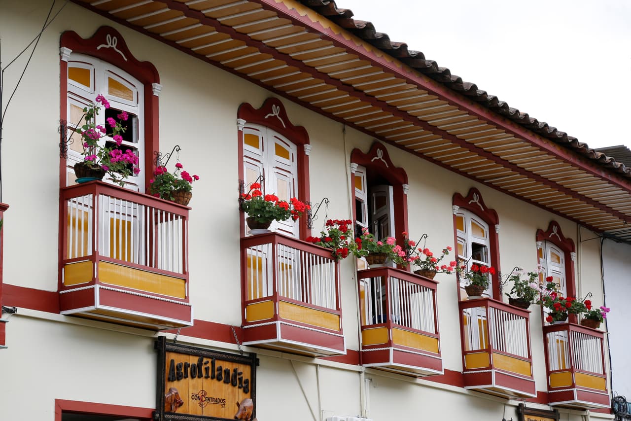 Los coloridos balcones filandeños son un elemento distintivo de la arquitectura colonial del municipio.