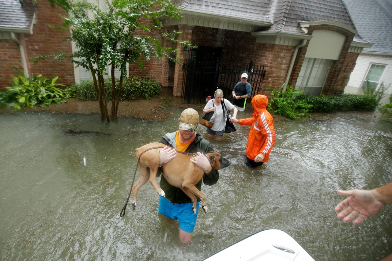Esta familia de Houston es rescatada por voluntarios.