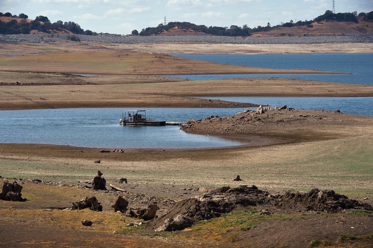 Imágenes del lago Folsom, en Sacramento, muestran como la desvastadora sequía a dejado al lago a tan solo 18 por ciento de su capacidad.