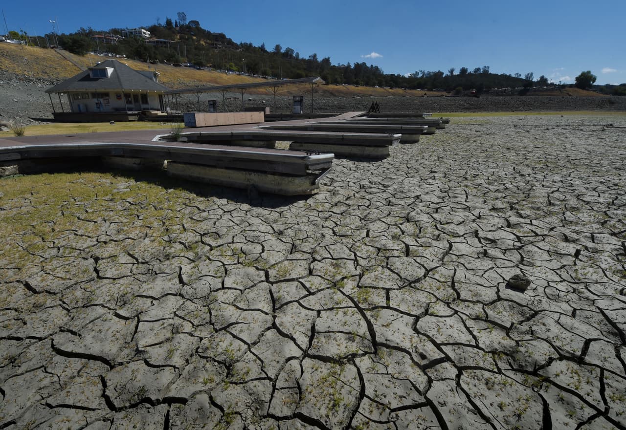 Imágenes del lago Folsom, en Sacramento, muestran como la desvastadora sequía a dejado al lago a tan solo 18 por ciento de su capacidad.