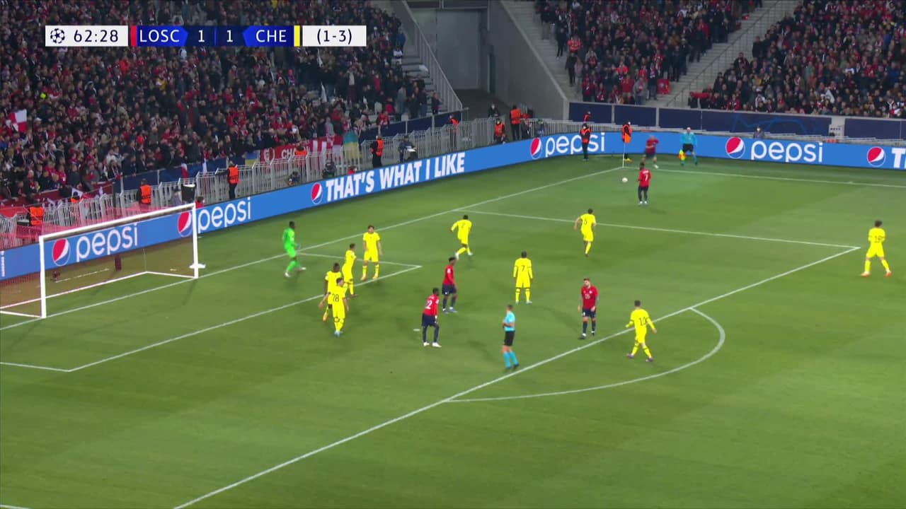 ¡CERCA! Xeka disparó que se estrella en el poste.