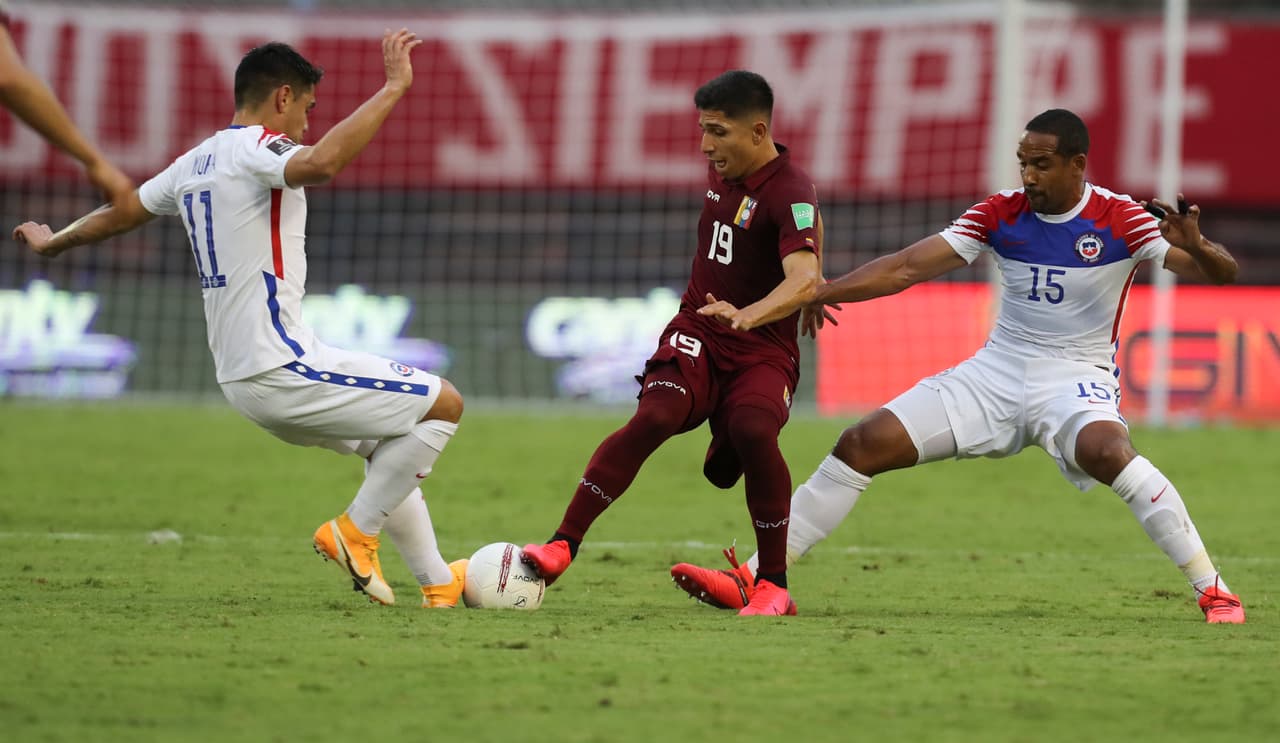 La vinotinto da el campanazo frente a Chile y consiguen sus primeros tres puntos al derrotar 2-1 a los chilenos.