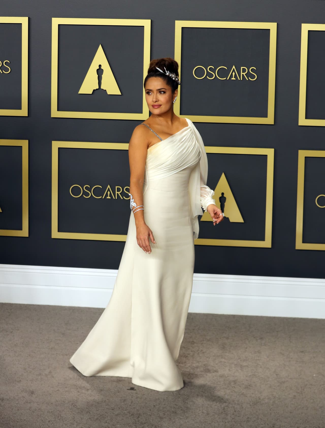 Otra que se unió a la tendencia de "menos es más" fue la mexicana Salma Hayek, quien para completar el look de diosa griega, usó maquillaje ligero del artista Mario Dedivanovic. 
<br>